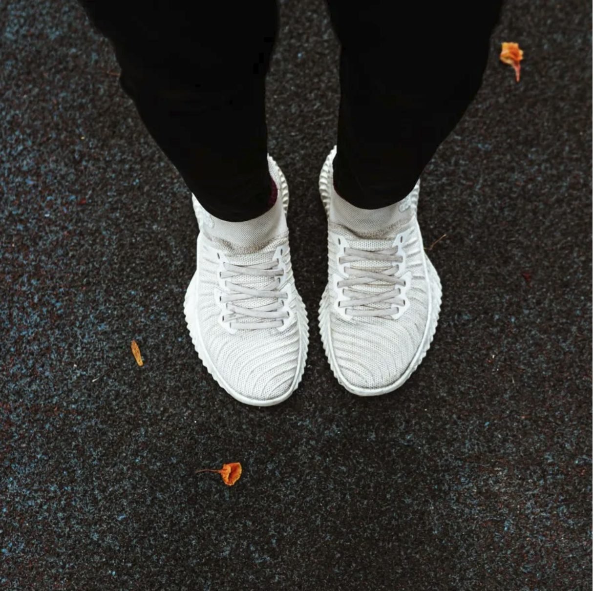 Cleaning white sneakers with Yuppies Sneaker Shampoo
