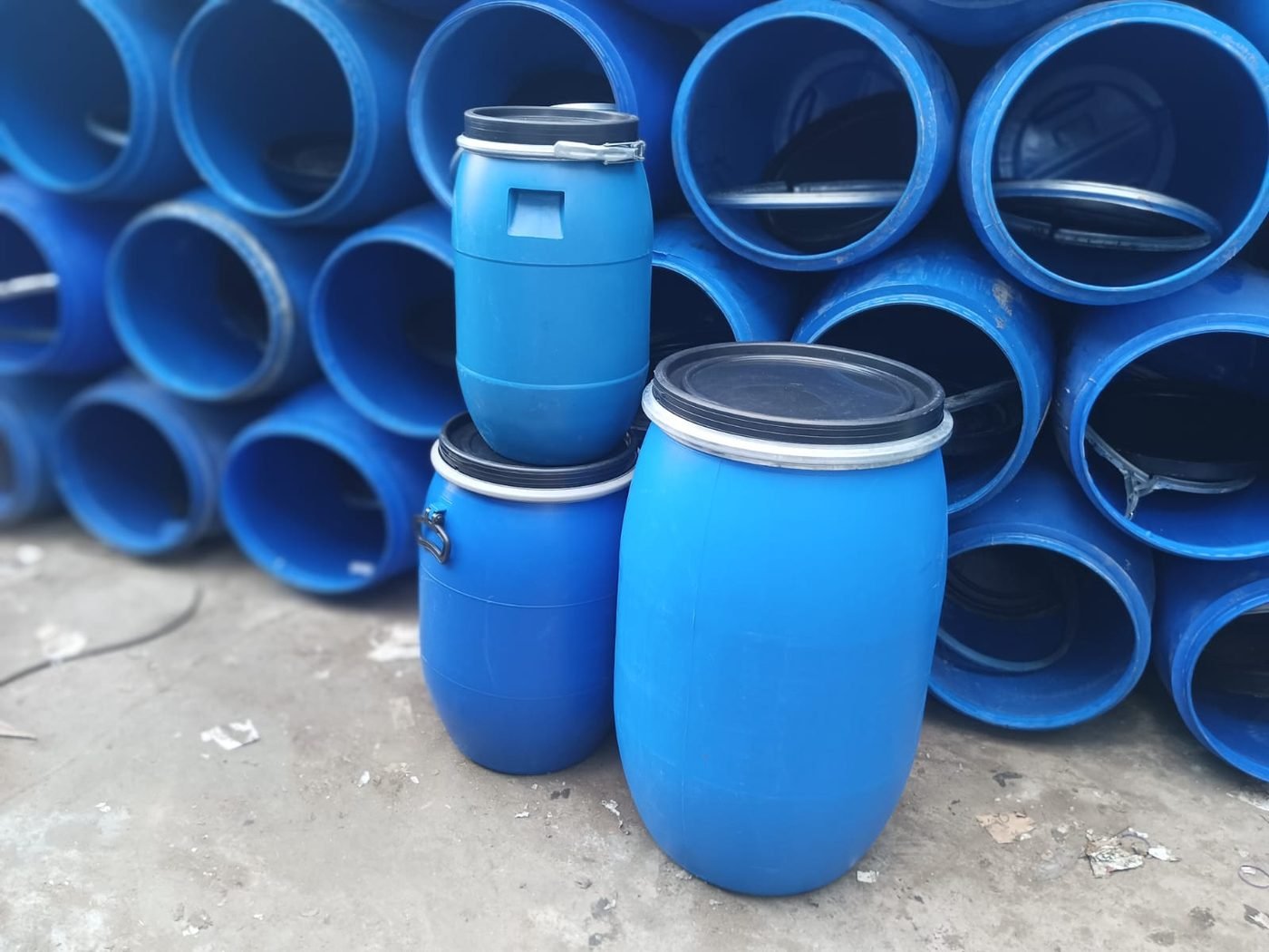 Refurbished plastic drums 60 to 200 litres open and close top — Zyema Packages Karachi